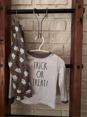 🌻3/$25 🌻 Kids Halloween Pajama Set - Gray Ghosts & White 'Trick or Treat' Top